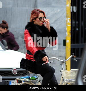 Efe Bal auf ihr Fahrrad mit: Efe Bal Wo: Mailand, Italien Wann: 11.11.2017: IPA/WENN.com ** Nur für die Veröffentlichung in Großbritannien, den USA, Deutschland, Österreich, Schweiz ** verfügbar Stockfoto