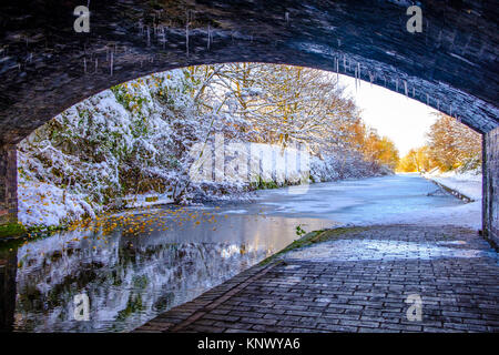 Anzeigen von gefrorenen Birmingham Canal unter einer Brücke Stockfoto
