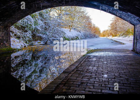 Anzeigen von gefrorenen Birmingham Canal unter einer Brücke Stockfoto