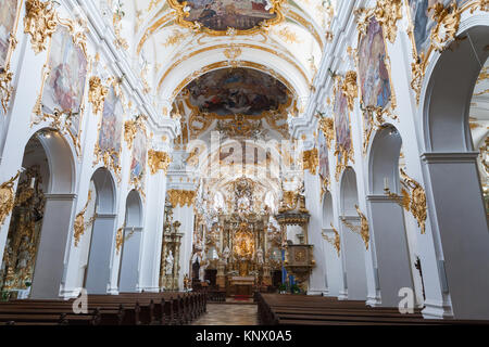 Regensburg, Deutschland - Mai 5, 2017: Basilika der Geburt Mariens, leeren Innenraum. Es ist die älteste katholische Ort der Anbetung in Bayern und eine Stockfoto