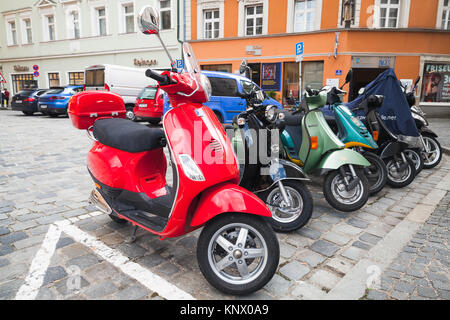 Regensburg, Deutschland - Mai 5, 2017: Bunte Vespa Roller stehen in einer Reihe auf einem Parkplatz im alten Europäischen Stadt Stockfoto