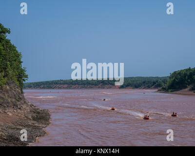 Boote mit der Tide, Bucht von Fundy, Shubenacadie River, South Maitland, Nova Scotia, Kanada. Stockfoto