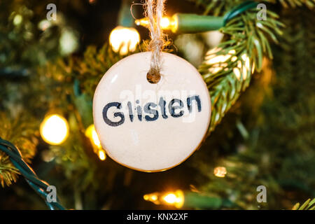 Gestempelt Worship Christmas ornament am Baum mit Lichterketten - Nahaufnahme Stockfoto