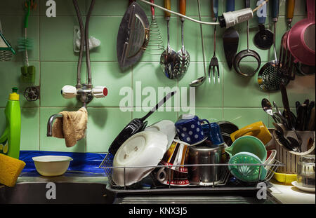 Details einer alten Küche, verschiedene wusch Geschirr, Besteck, Geschirr und Wasser sinken. Stockfoto