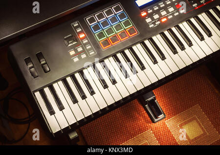 Details moderner MIDI-Keyboard in kleinen Heimstudio. Stockfoto