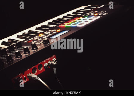 Details moderner MIDI-Keyboard in kleinen Heimstudio. Stockfoto