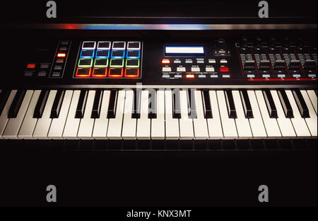 Details moderner MIDI-Keyboard in kleinen Heimstudio. Stockfoto