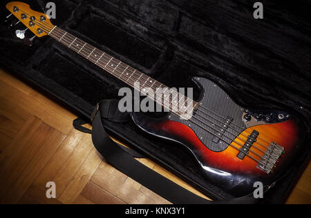 Fünf Saiten Jazz Bass Gitarre in Hülle. Stockfoto