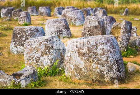 Archäologische Landschaft die Ebene der Tonkrüge. Laos Stockfoto