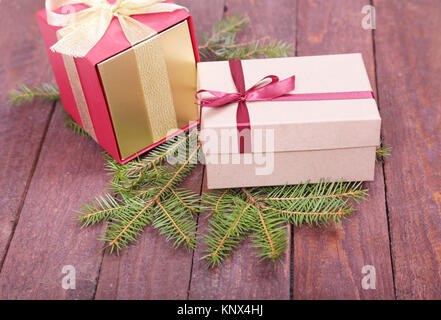 Weihnachten Tannenbaum mit geschenkboxen auf Holzbrett Stockfoto