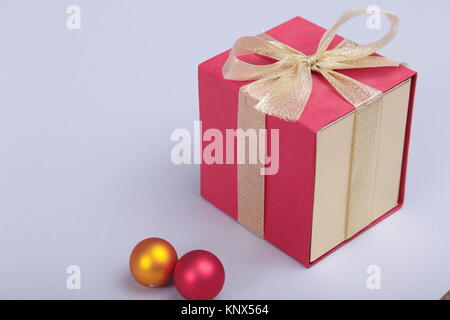 Geschenkboxen mit Bogen auf grauem Hintergrund Stockfoto