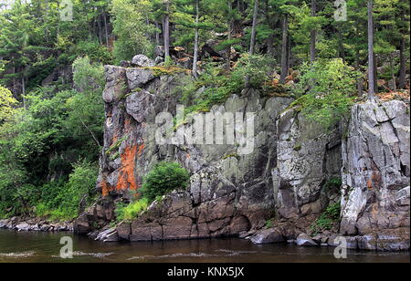 Schönen Felsen und Wald auf der Bank auf Minnesota River Stockfoto