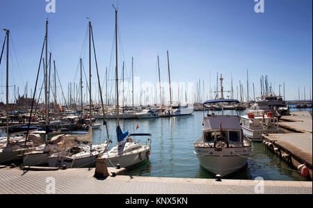 Blick auf viele Yachten im Palma de Mallorca Marina geparkt. Es ist eine Stadt und Hauptstadt der spanischen Insel Mallorca im westlichen Mittelmeer. Stockfoto