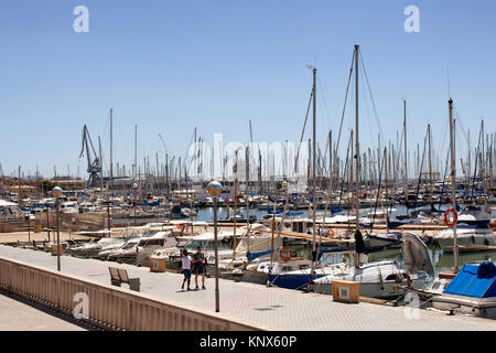 Zwei Männer zu Fuß auf Palma de Mallorca Marina im sonnigen Sommertag. Es ist eine Stadt und Hauptstadt der spanischen Insel Mallorca im westlichen Mediterra Stockfoto