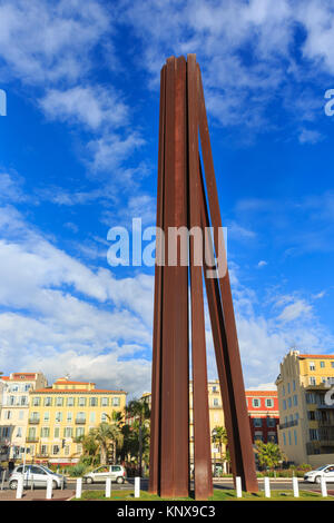 Neuf Linien Bauchmuskel, Skulptur des Künstlers Bernar Venet von neun Stahlträgern gegen den blauen Himmel in Promenade des Anglais, Nizza, Côte d'Azur, Frankreich Stockfoto