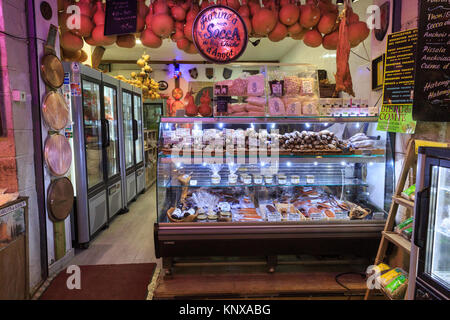 Metzger- und Feinkostgeschäft in der engen Altstadt, Nizza, Côte d'Azur, Französische Riviera, Frankreich Stockfoto