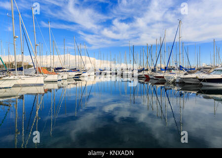 Segelyachten mit Mast Spiegelungen im Wasser, Marina Port Vauban Antibes, French Riviera, Cote d'Azur, Frankreich Stockfoto