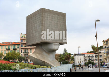 La Tête au Carré, die quadratischen Kopf Skulptur Gebäude, eine würfelförmige bewohnbare Kunstwerke von Sacha Sosno im Zentrum von Nizza, Côte d'Azur, Frankreich Stockfoto