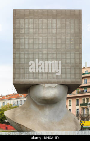 La Tête au Carré, die quadratischen Kopf Skulptur Gebäude, eine würfelförmige bewohnbare Kunstwerke von Sacha Sosno im Zentrum von Nizza, Côte d'Azur, Frankreich Stockfoto