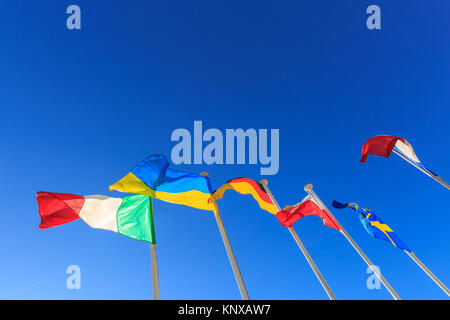 Die europäische Flagge von Italien, der Ukraine, Deutschland, Polen, Schweden und Frankreich fliegen auf Flagge Polen gegen die klaren blauen Himmel Stockfoto