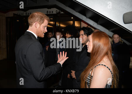 Prinz Harry Gespräche mit Gästen, wie er erfüllt die CTBF Treuhänder und Vertreter von Save the Children und Shelterbox, wie sie die Europäische Premiere von Star Wars: Der letzte Jedi, in der Royal Albert Hall in London. Stockfoto