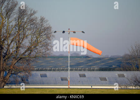 Windsocke bei starkem Wind am Flughafen London Southend. Mit Licht Stockfoto