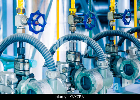 Stahl Rohrleitungen und Kabel in einer Anlage, Industrial Zone. Stockfoto