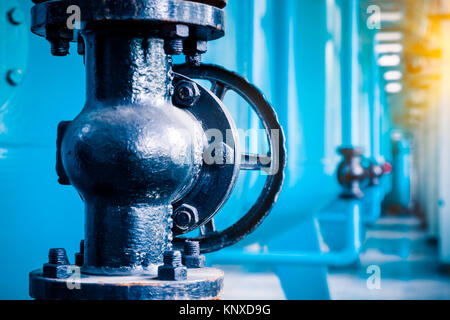 Stahl Rohrleitungen und Kabel in einer Anlage, Industrial Zone. Stockfoto