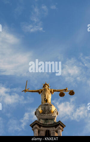 Lady Gerechtigkeit Statue mit Platz für Text oben im Himmel Stockfoto