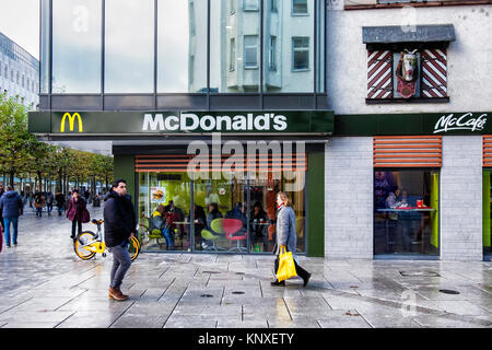 McDonald's Restaurant und McCafe, Fast Food Franchise im ehemaligen Henninger Brauerei Gebäude. Frankfurt, Deutschland Stockfoto