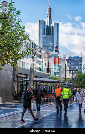 Frankfurt am Main, Deutschland. Menschen gehen in Zeil Einkaufspromenade mit Cafes, Geschäfte und Commerz Bank Hochhaus Stockfoto