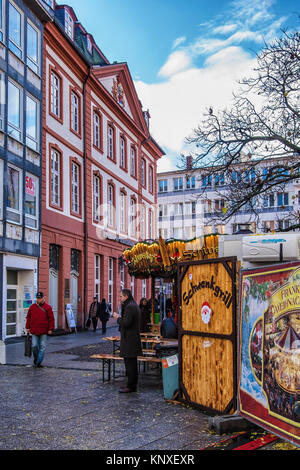 Frankfurt am Main, Liebfrauenberg Platz in der historischen Altstadt mit traditionellen Deutschen Weihnachtsmarkt vor dem barocken Haus Paradies Stockfoto