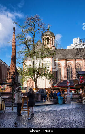 Frankfurt, Deutschland. Liebfrauenkirche, Unserer Lieben Frau im gotischen Stil erbauten katholischen Kirche und traditionellen Deutschen Weihnachtsmarkt Stände am historischen Marktplatz. Stockfoto