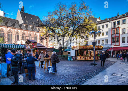 Frankfurt, Deutschland. Liebfrauenkirche, Unserer Lieben Frau im gotischen Stil erbauten katholischen Kirche und traditionellen Deutschen Weihnachtsmarkt Stände am historischen Marktplatz. Stockfoto