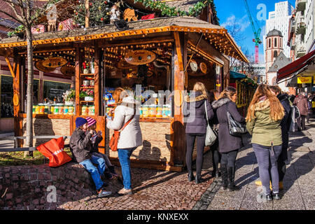 Mutter und zwei Kindern genießen Sie einen Snack an traditionellen Deutschen Weihnachtsmarkt Stall, Altstadt, Frankfurt, Deutschland Stockfoto