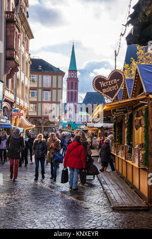 Frankfurt am Main, Deutschland. Menschen enjoyTraditional Deutsche Verkaufsstände in Römerberg mit Fachwerkhäusern historische Gebäude und St. Nicholas Kirche. Stockfoto