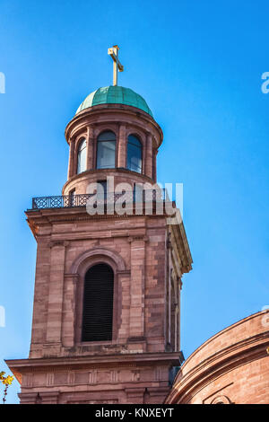 Deutschland, Frankfurt Glockenturm, grüne Kuppel & Kreuz von St. Paul's Kirche. Paulskirche. Evangelische Kirche am Paulsplatz. Es hat die politische Bedeutung in Germ Stockfoto