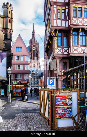 Frankfurt am Main, Deutschland. Traditionelle deutsche Marktstände am Römerberg mit historischen Fachwerk Reihenhäuser, Stockfoto