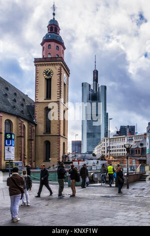 Die Kirche St. Katharina auf der Hauptwache Platz mit der Commerz Bank Hochhaus, alten und neuen Gebäuden. Frankfurt, Deutschland Stockfoto