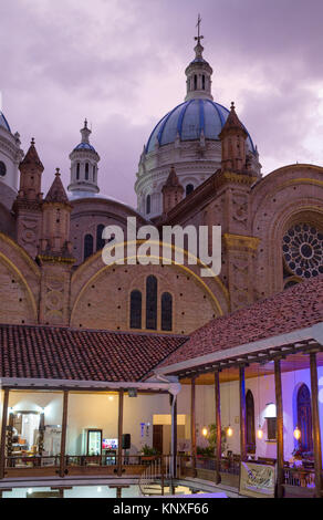 Cuenca, Ecuador - die Kathedrale der Unbefleckten Empfängnis (Catedral de la Inmaculada Concepción), bei Sonnenuntergang, Cuenca Ecuador Südamerika Stockfoto