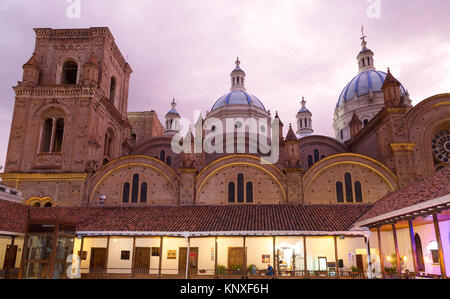 Cuenca, Ecuador - die Kathedrale der Unbefleckten Empfängnis (Catedral de la Inmaculada Concepción), bei Sonnenuntergang, Cuenca Ecuador Südamerika Stockfoto