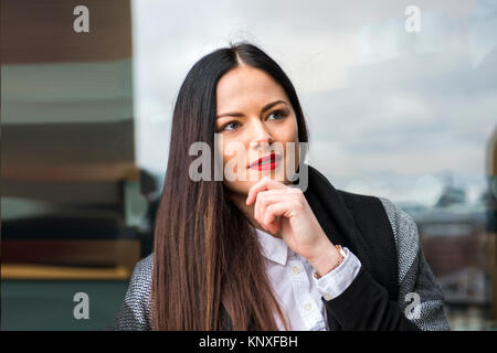 Einzelne junge Dame in ihrem 20s indoor und outdoor Porträts im Sommer in London Stockfoto