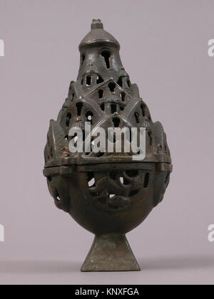 Ein mittelalterliches Räuchergefäß aus der MET-Sammlung, das in religiösen Zeremonien zum Verbrennen von Weihrauch verwendet wird, aus Metall mit detaillierter Handwerkskunst. Stockfoto