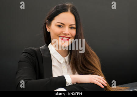 Einzelne junge Dame in ihrem 20s indoor und outdoor Porträts im Sommer in London Stockfoto