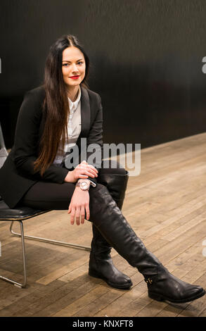 Einzelne junge Dame in ihrem 20s indoor und outdoor Porträts im Sommer in London Stockfoto