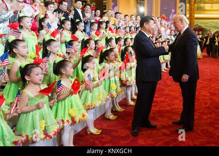 Us-Präsident Donald Trump dank der chinesische Präsident Xi Jinping nach einer kulturellen Leistung in der Großen Halle des Volkes am 9. November 2017 in Peking, China. Stockfoto