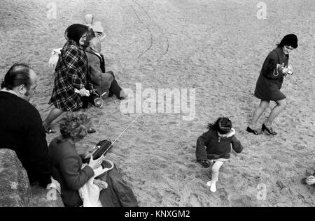 Familien am Strand Frau mit altmodischen großen Transistor Radio 1970s England Bridlington Yorkshire 70 s UK HOMER SYKES Stockfoto