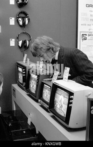 1970er britischer Verkäufer, der im Einzelhandel arbeitet, Fernsehgeräte verkauft, Fernseher im Kaufhaus London England 1972 HOMER SYKES Stockfoto