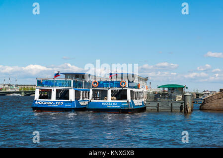 St. Petersburg, Russland - 4. Juni 2017. Zwei Sportfahrzeuge Moskau in der Nähe des Pier auf der Newa Stockfoto