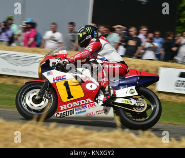 Freddie Spencer, John McGuinness, Honda NSR 500, Goodwood FoS 2015, 2015, Classic, Unterhaltung, furchtlos, Festival der Geschwindigkeit, Flach heraus, FoS, Freddie S Stockfoto